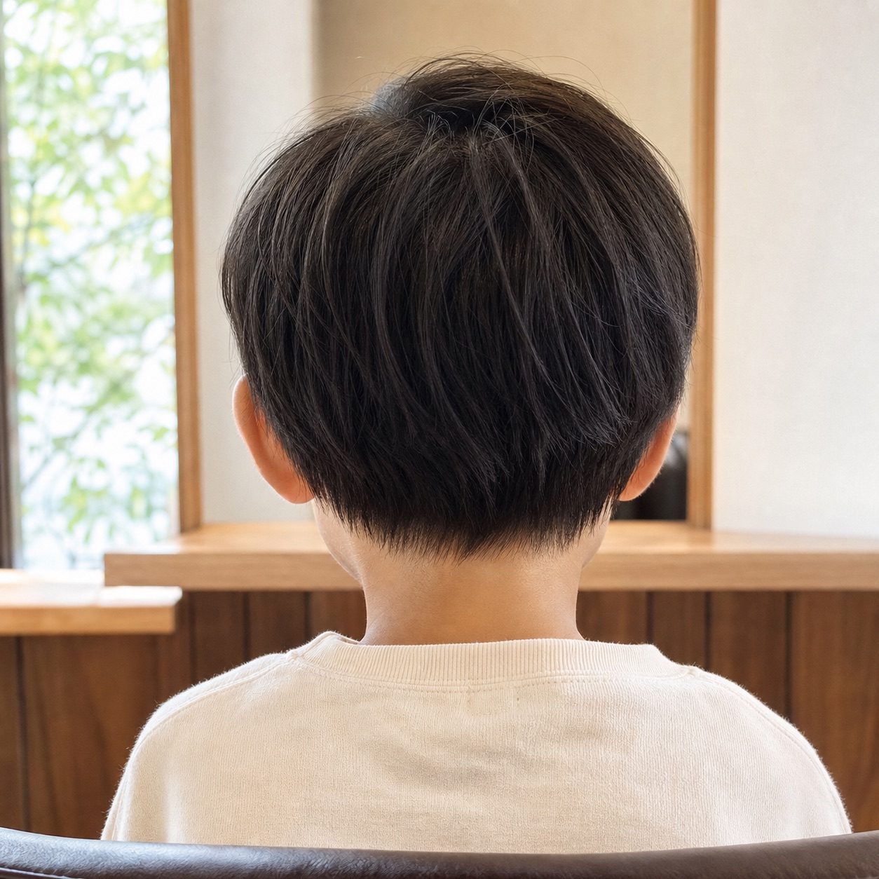 襟足をすっきり整えた子どものショート